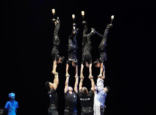 北京演艺集团带领中国杂技团创作的现实题材杂技剧《呼叫4921》,12月